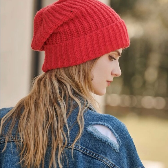 Slouchy red knitted beanie - Picture 2 of 2